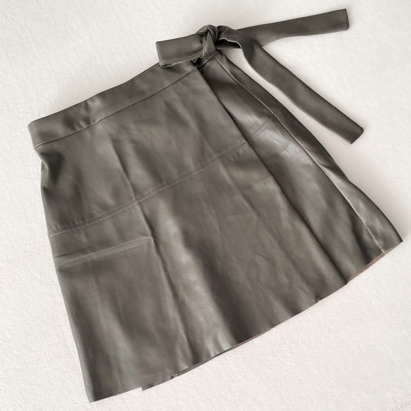 Wilfred Vegan Leather Mini Skirt - Picture 4 of 10